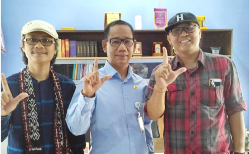 Kepala Balai Bahasa Riau, Drs Songgo A Siruah MPd (tengah), foto bersama dengan dua sastrawan Riau, Marhalim Zaini (kanan) dan Hary B Koriâ€™un. (BALAI BAHASA RIAU FOR RIAUPOS.CO)